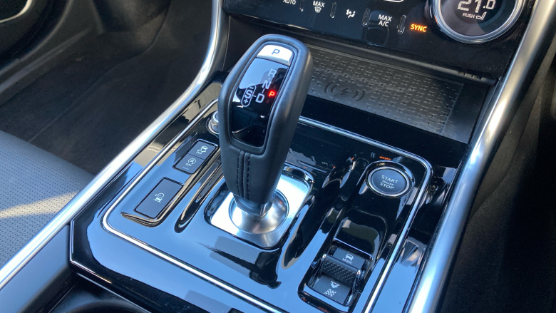 Jaguar XE 2.0 D200 R-Dynamic SE Black 4dr Auto Diesel Saloon